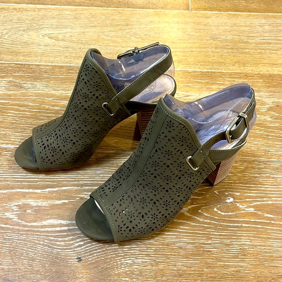 Antonio Melani 8.5 open toed shoe. Great condition. Only worn inside. - Picture 2 of 8